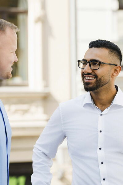 Zwei Businessmänner bei einem Outdoor-Shooting mit Fotograf Halle (Saale)
