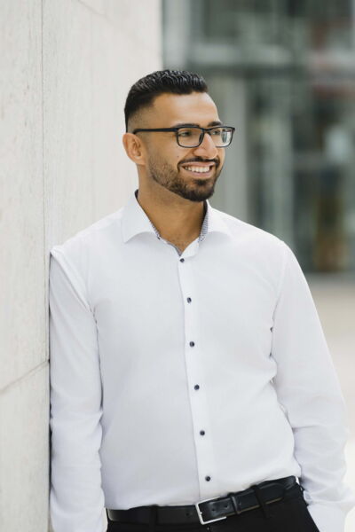 Businessfotoshooting mit Fotograf Halle (Saale) in moderner Outdoor-Location