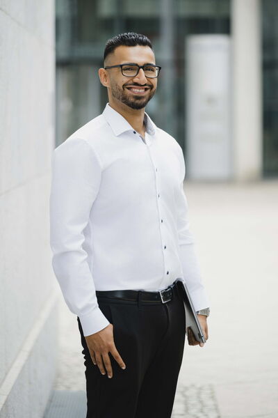 Fotograf Halle (Saale) fotografiert zwei Unternehmer bei Outdoor-Businessshooting